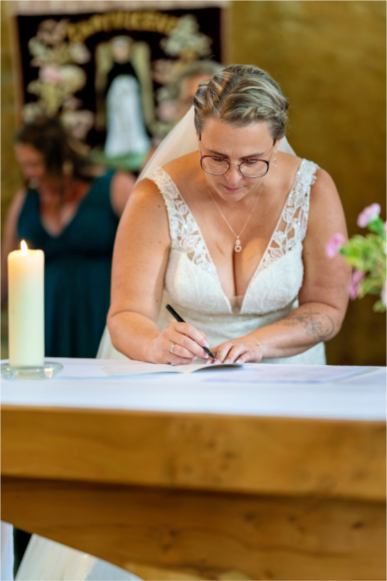 Elle signe