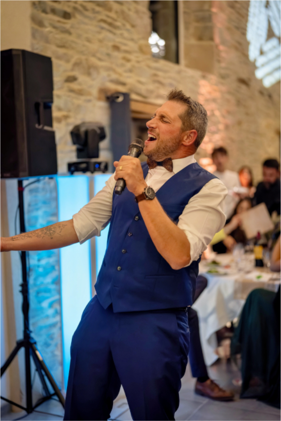 Le marié chante